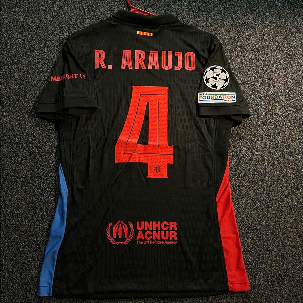 Araujo 4 Barca 24/25 away jersey ( player version)